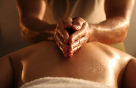 Bel homme sérieux offre massage pour femmes